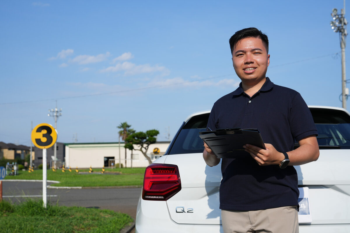 A driving instructor helping a student prepare for gaimen kirikae